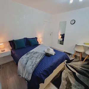 Relaxed Double Bed With Private Bathroom, Parking, Wifi And Garden. Homestay Leeds (West Yorkshire)